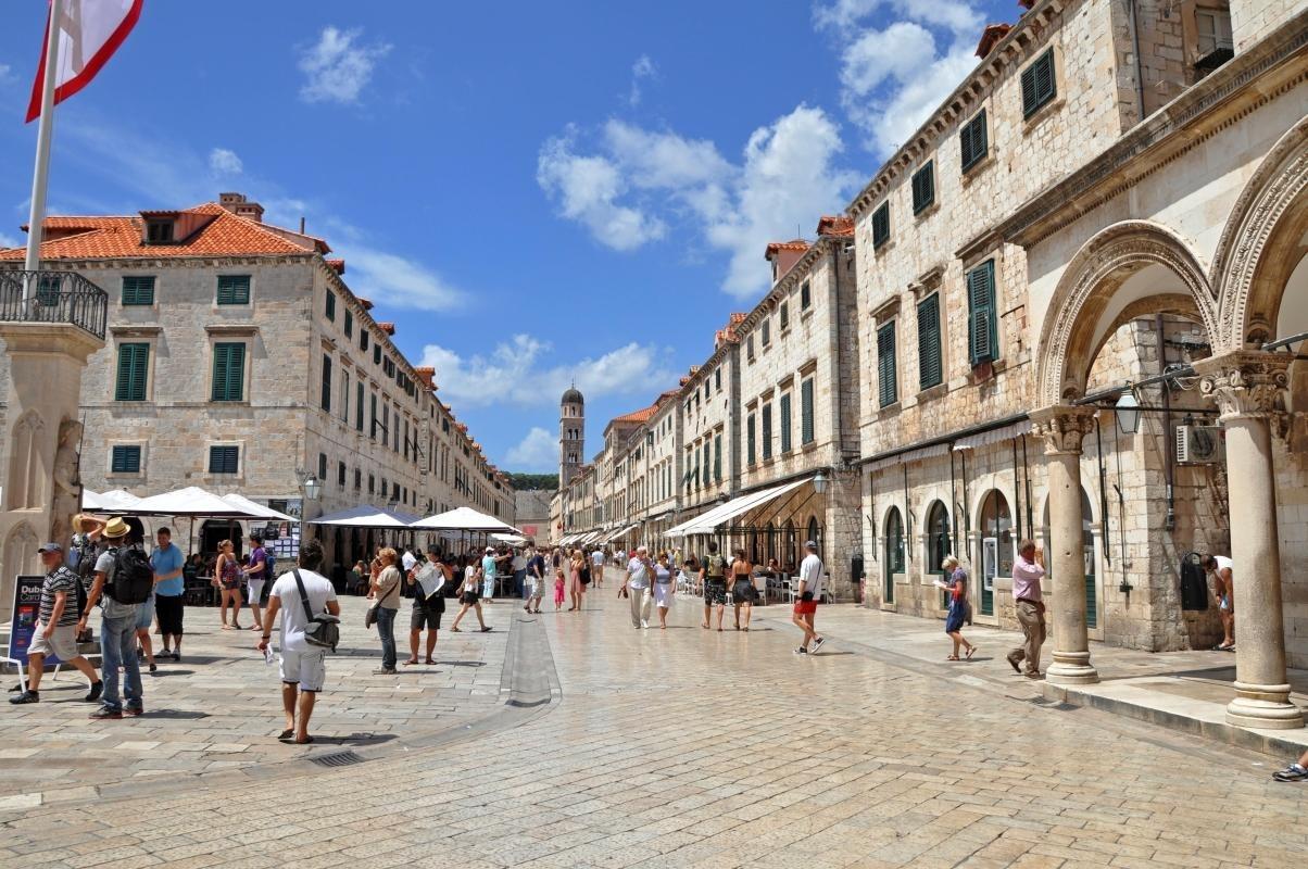 https://media-cdn.tripadvisor.com/media/attractions-content--1x-1/0b/27/64/a0.jpg