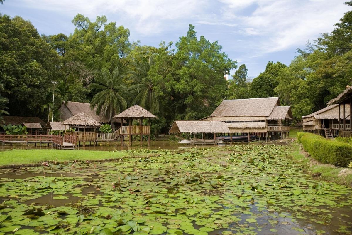 https://media-cdn.tripadvisor.com/media/attractions-content--1x-1/0b/27/73/01.jpg