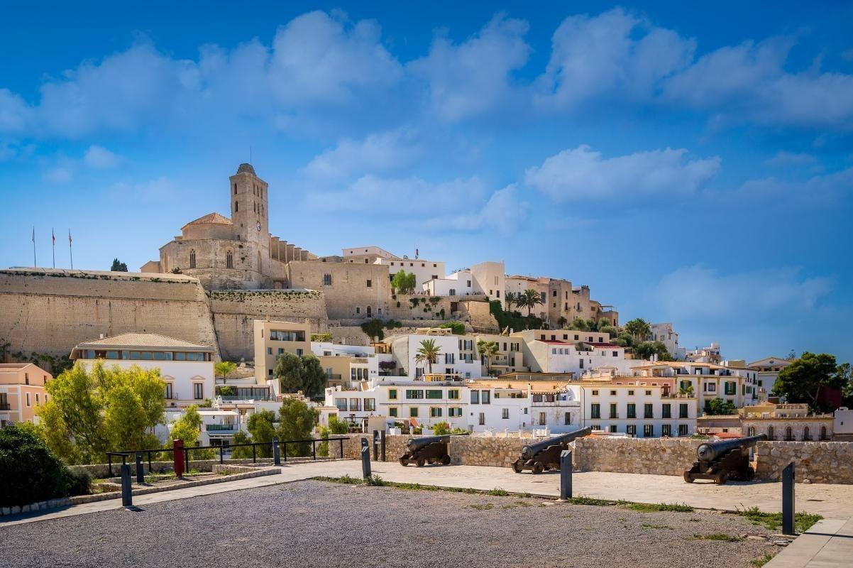https://media-cdn.tripadvisor.com/media/attractions-content--1x-1/0b/27/78/c8.jpg