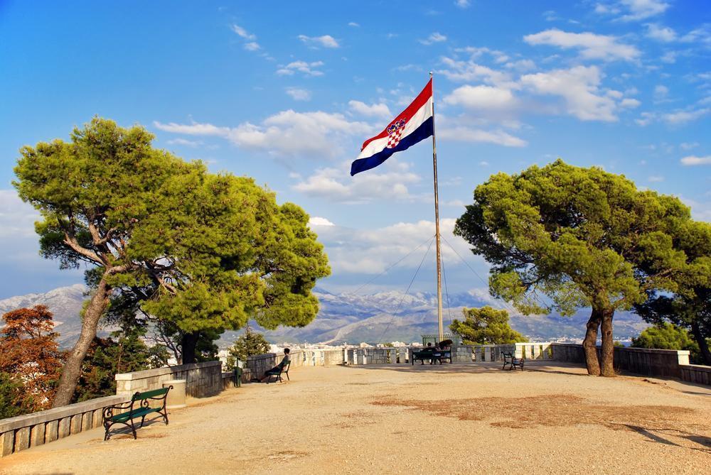 https://media-cdn.tripadvisor.com/media/attractions-content--1x-1/0b/27/83/a3.jpg