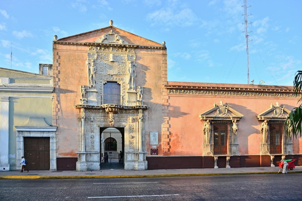 https://media-cdn.tripadvisor.com/media/attractions-content--1x-1/0b/27/84/35.jpg