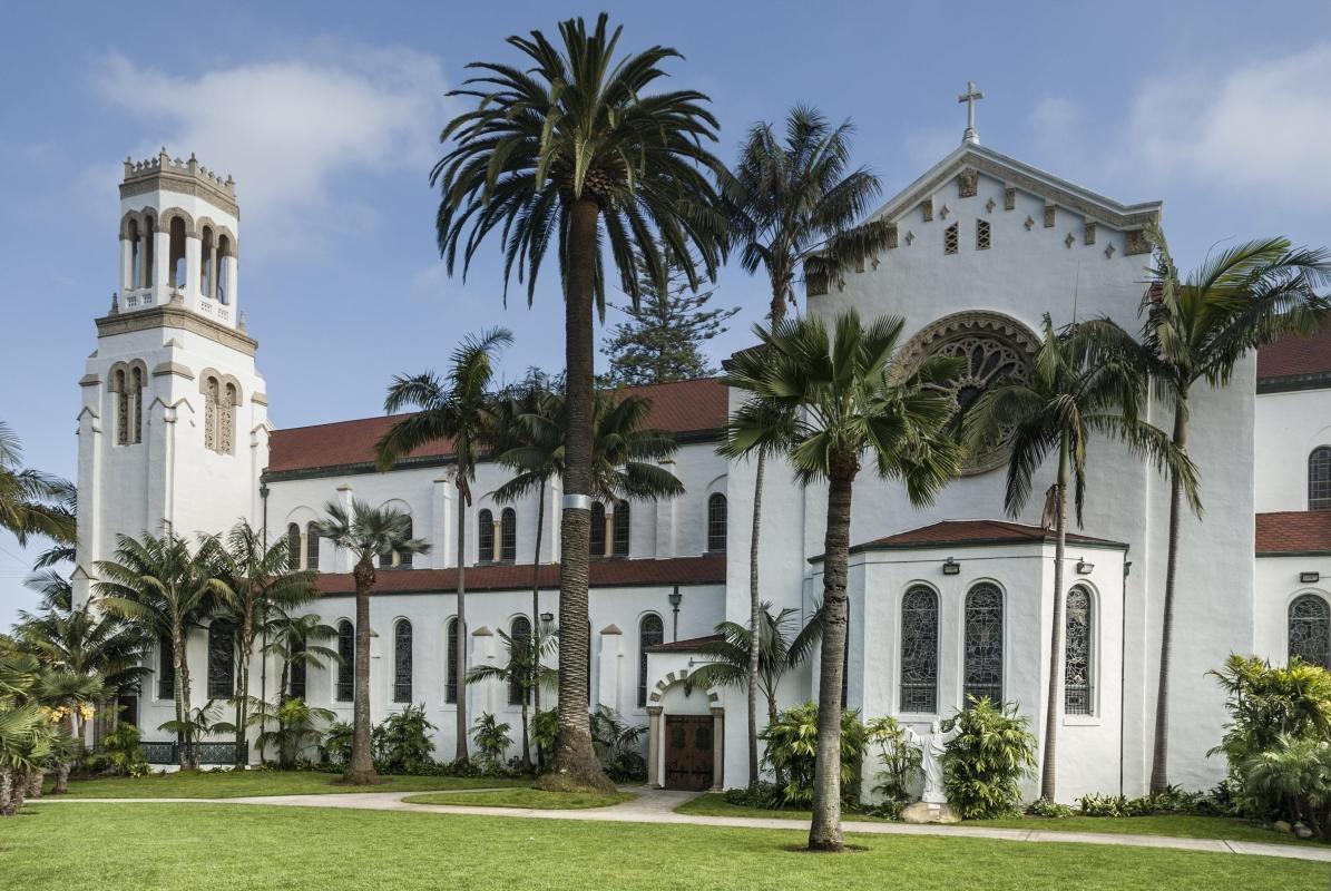 https://media-cdn.tripadvisor.com/media/attractions-content--1x-1/0b/27/85/c0.jpg