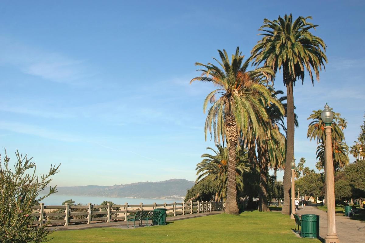 https://media-cdn.tripadvisor.com/media/attractions-content--1x-1/0b/27/aa/6b.jpg