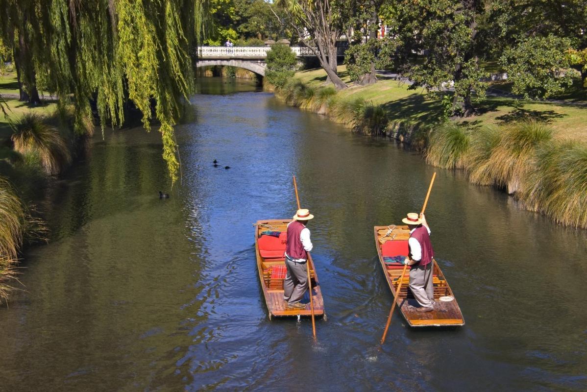 https://media-cdn.tripadvisor.com/media/attractions-content--1x-1/0b/2c/f3/b6.jpg