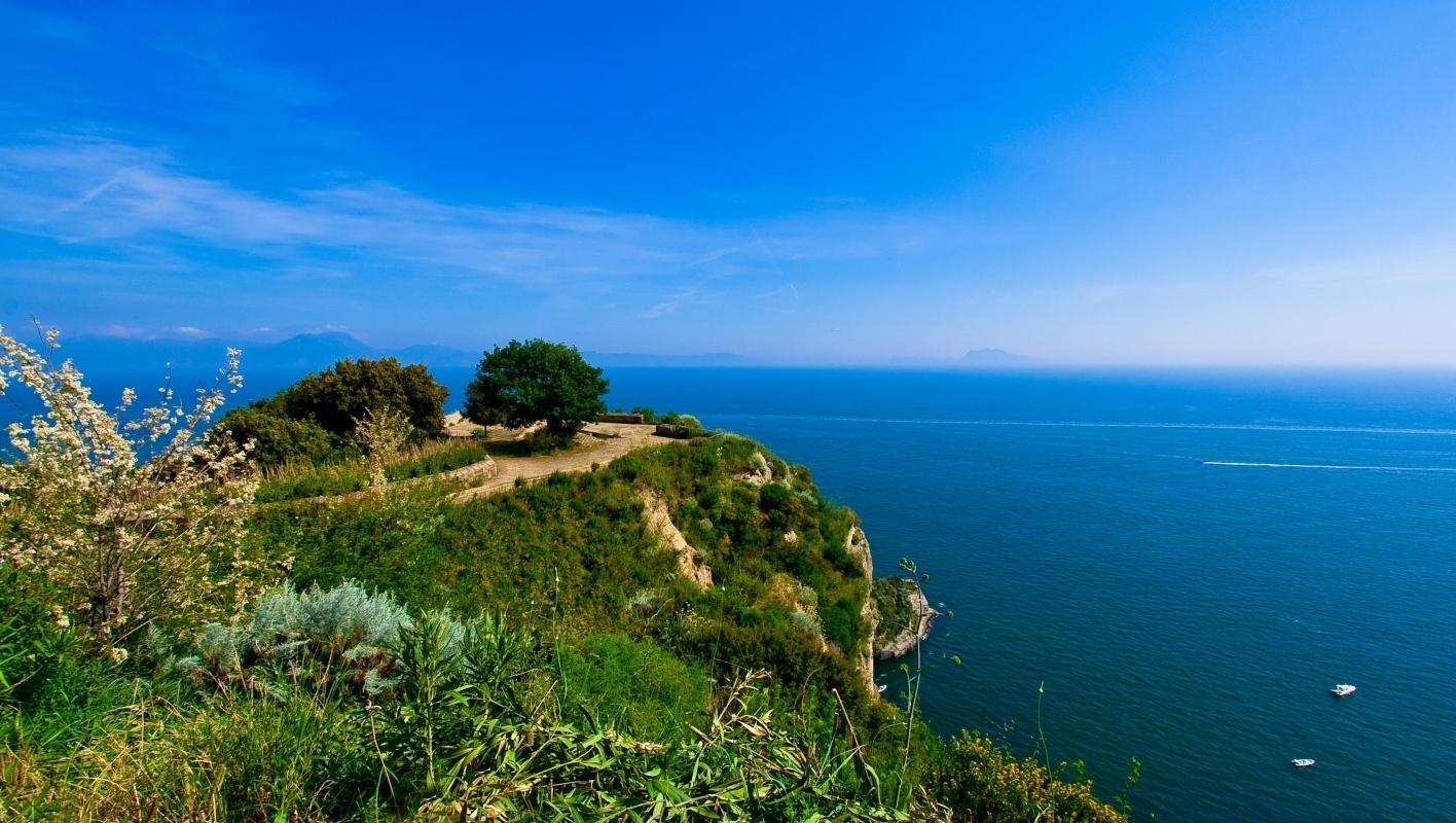 https://media-cdn.tripadvisor.com/media/attractions-content--1x-1/0b/2c/f6/ed.jpg