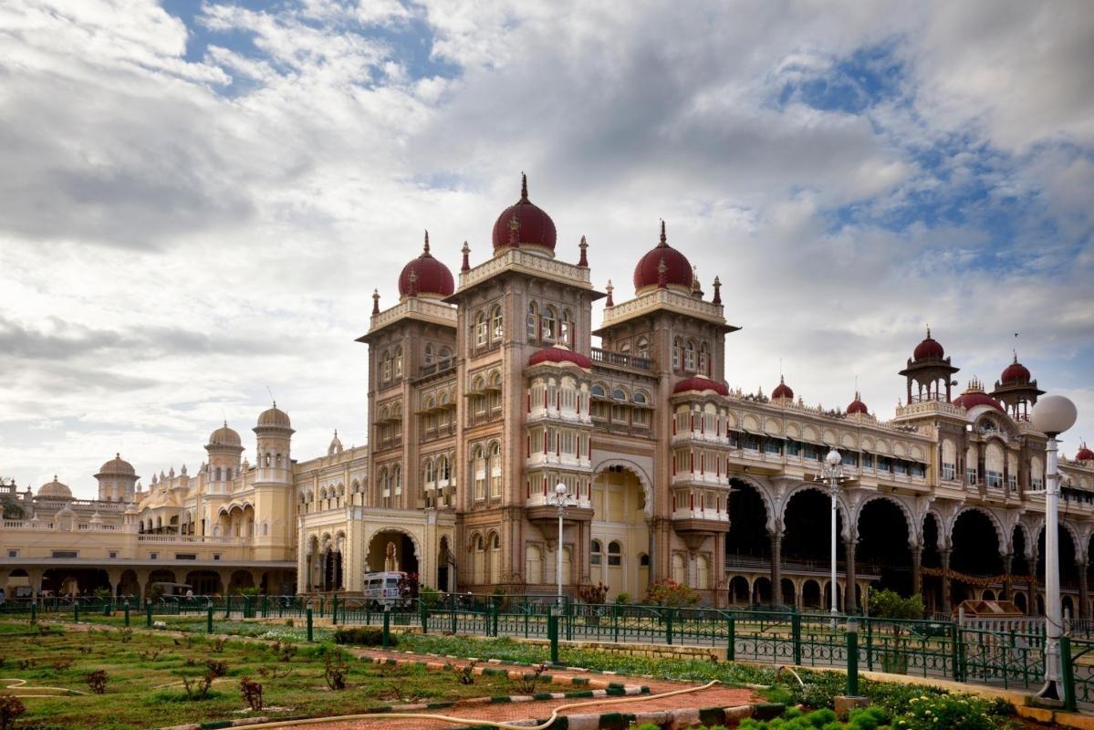 https://media-cdn.tripadvisor.com/media/attractions-content--1x-1/0b/2c/ff/ac.jpg