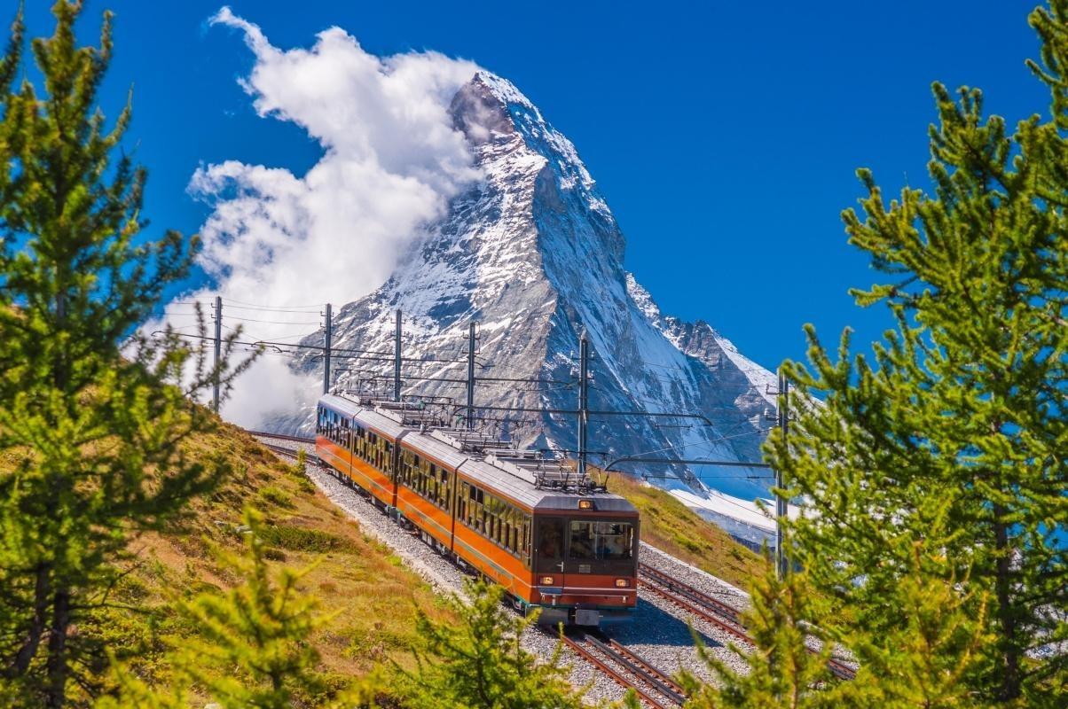 https://media-cdn.tripadvisor.com/media/attractions-content--1x-1/0b/2d/0f/32.jpg