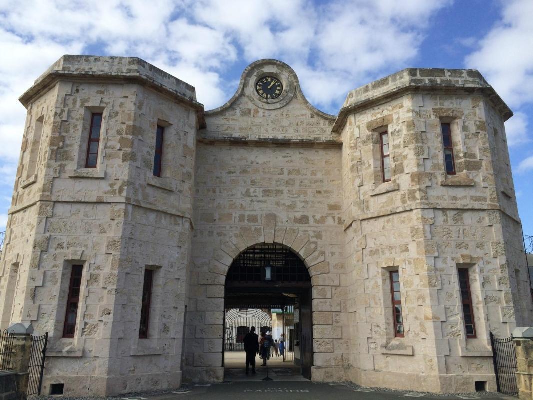 https://media-cdn.tripadvisor.com/media/attractions-content--1x-1/0b/39/93/b3.jpg