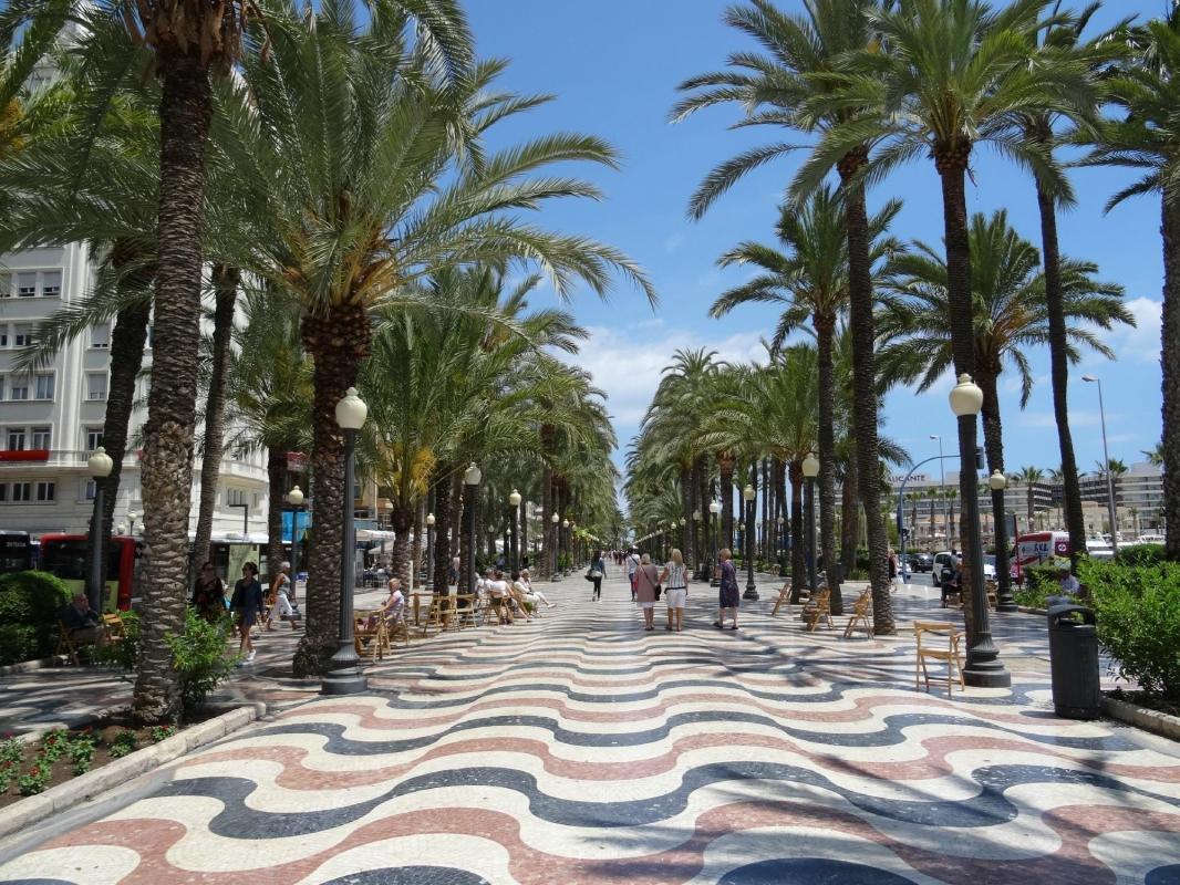 https://media-cdn.tripadvisor.com/media/attractions-content--1x-1/0b/39/94/7e.jpg