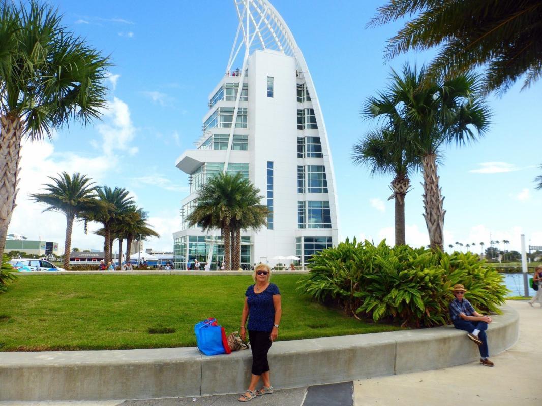 https://media-cdn.tripadvisor.com/media/attractions-content--1x-1/0b/39/98/57.jpg
