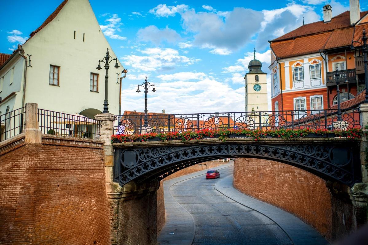 https://media-cdn.tripadvisor.com/media/attractions-content--1x-1/0b/39/9b/cf.jpg