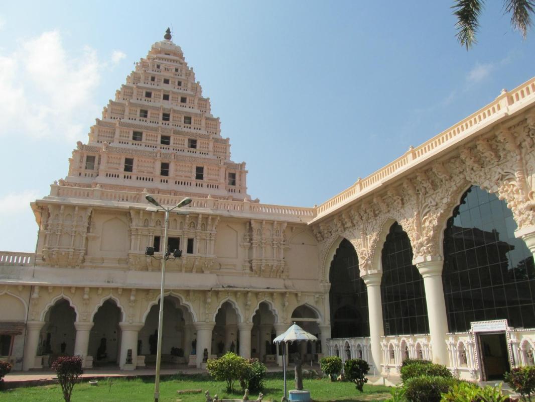 https://media-cdn.tripadvisor.com/media/attractions-content--1x-1/0b/39/a4/52.jpg