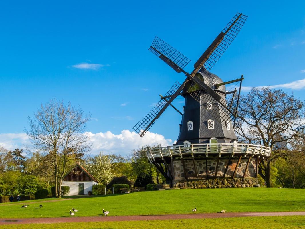 https://media-cdn.tripadvisor.com/media/attractions-content--1x-1/0b/39/aa/73.jpg