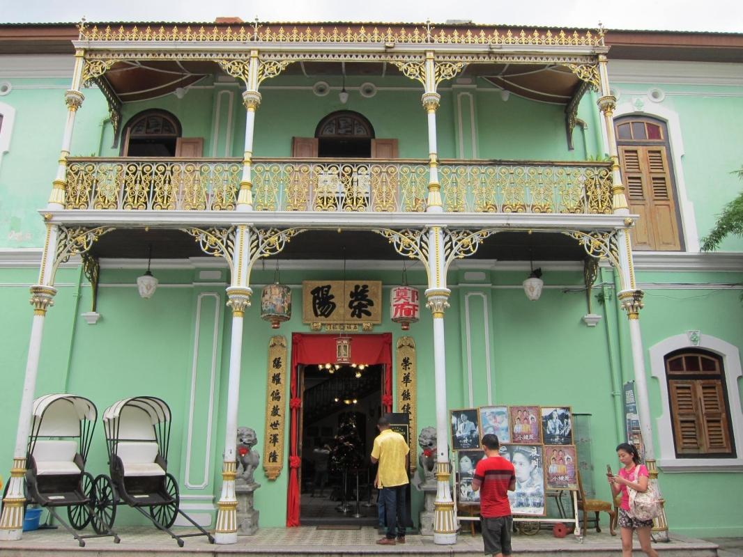 https://media-cdn.tripadvisor.com/media/attractions-content--1x-1/0b/39/af/27.jpg