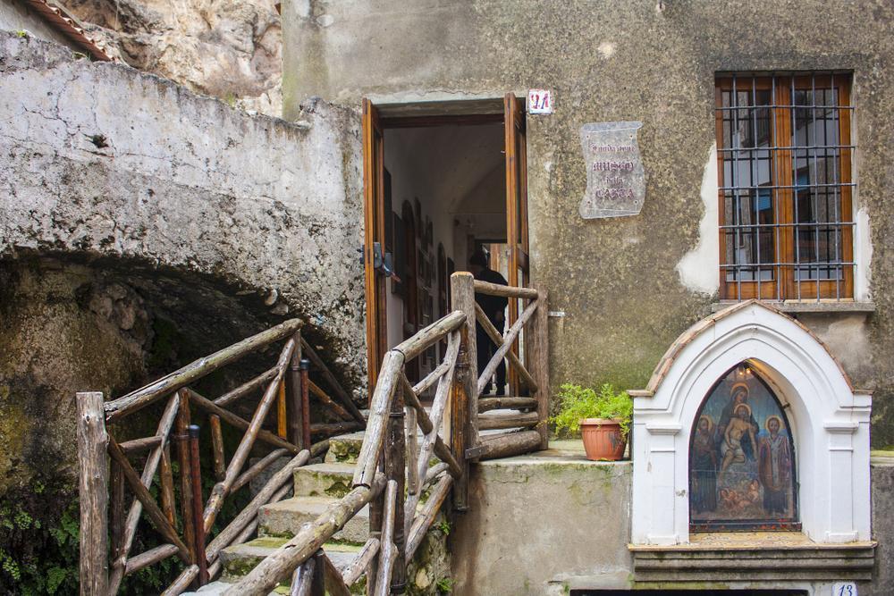https://media-cdn.tripadvisor.com/media/attractions-content--1x-1/0b/39/b2/0b.jpg