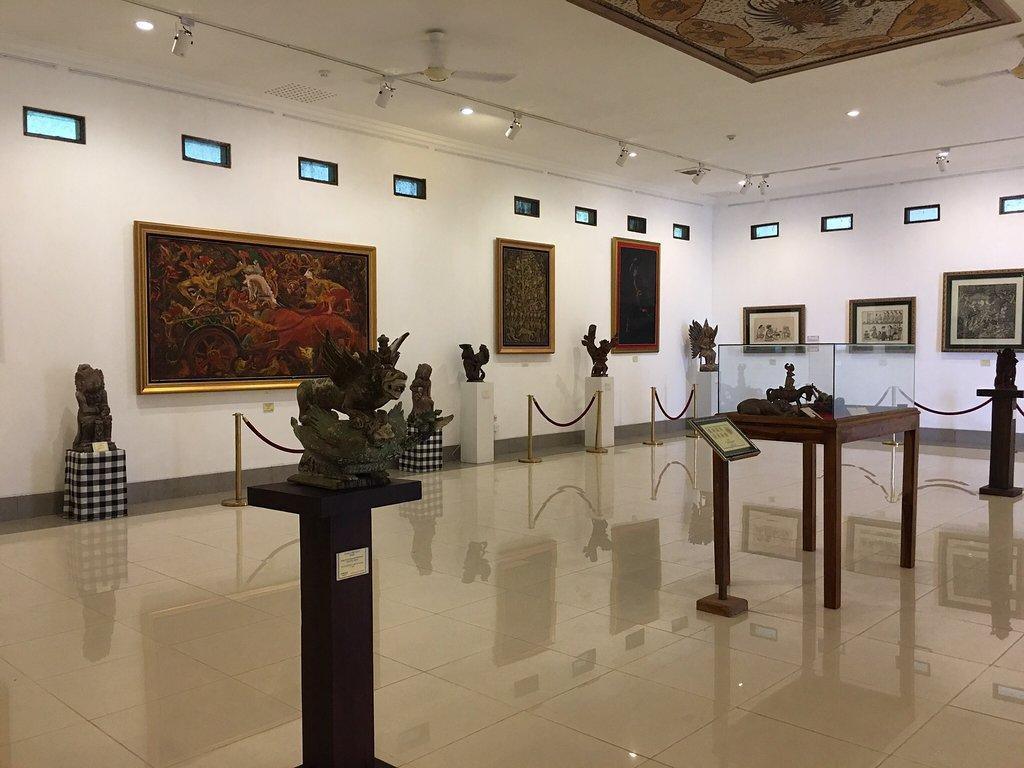 https://media-cdn.tripadvisor.com/media/attractions-content--1x-1/0b/39/b5/06.jpg