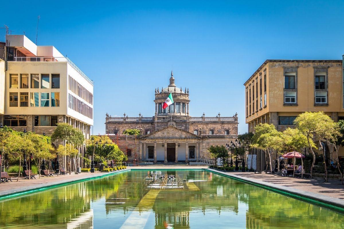 https://media-cdn.tripadvisor.com/media/attractions-content--1x-1/0b/df/b8/6b.jpg