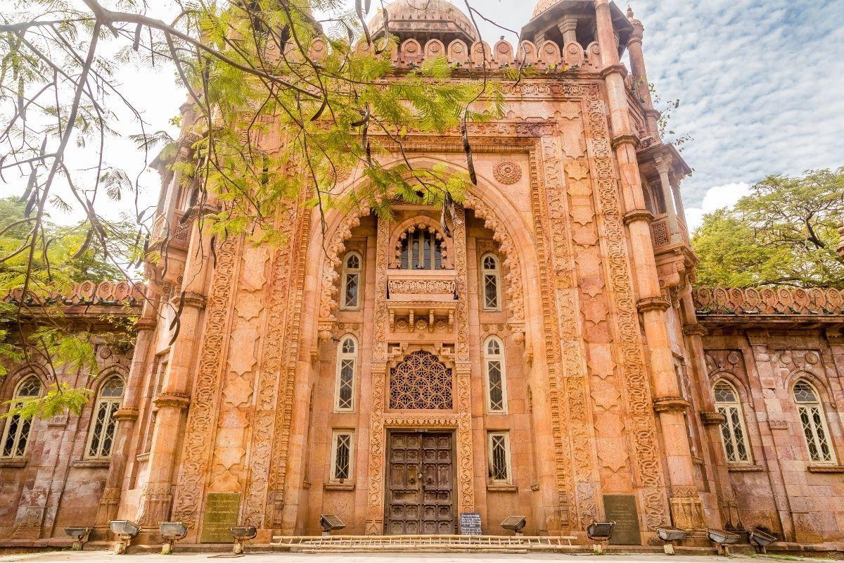 https://media-cdn.tripadvisor.com/media/attractions-content--1x-1/0b/df/be/1b.jpg
