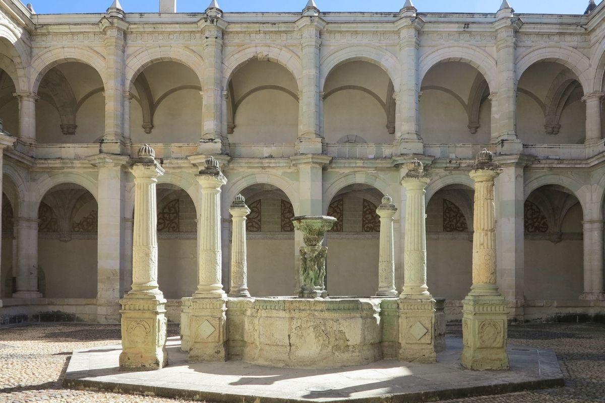 https://media-cdn.tripadvisor.com/media/attractions-content--1x-1/0b/f2/08/e5.jpg