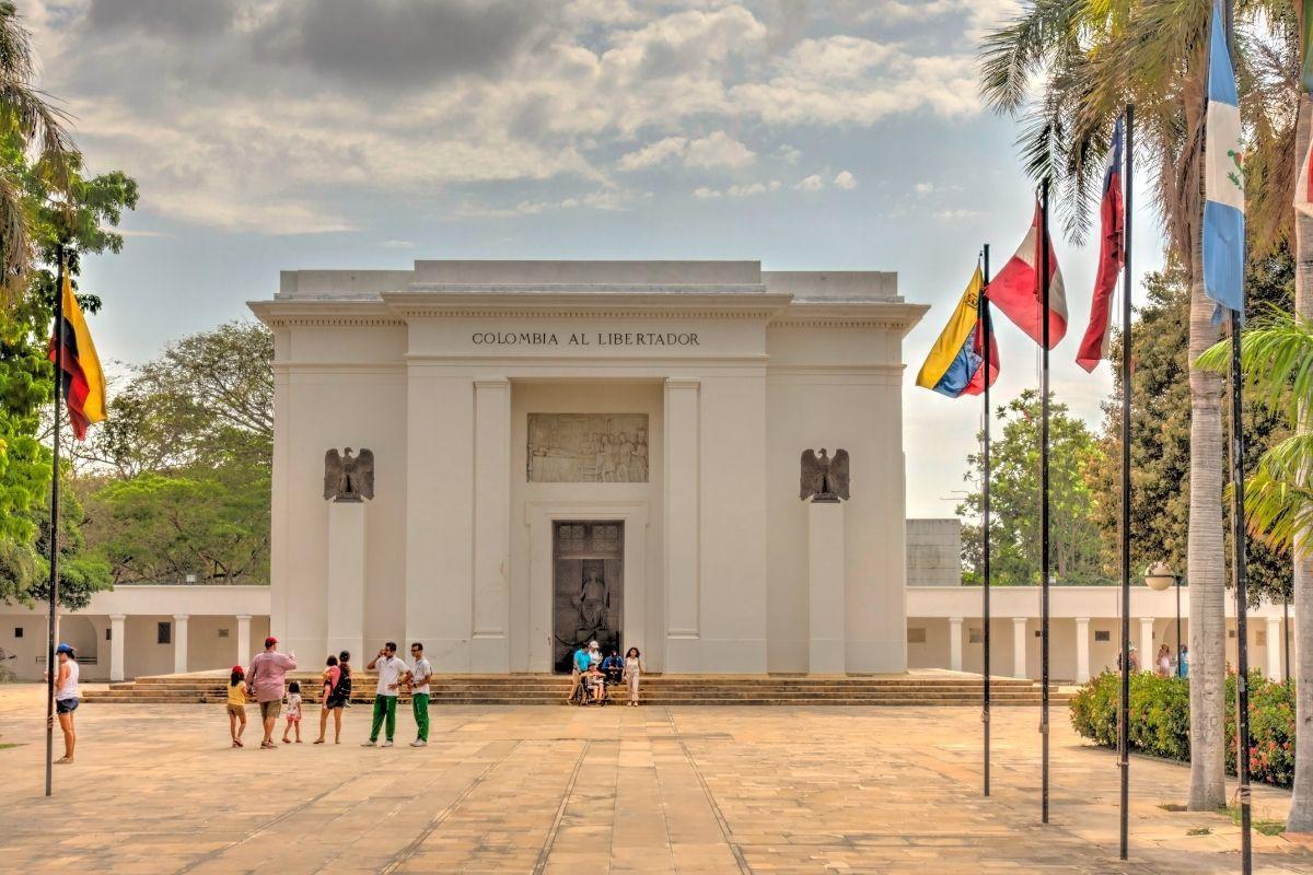 https://media-cdn.tripadvisor.com/media/attractions-content--1x-1/0b/f8/42/c9.jpg