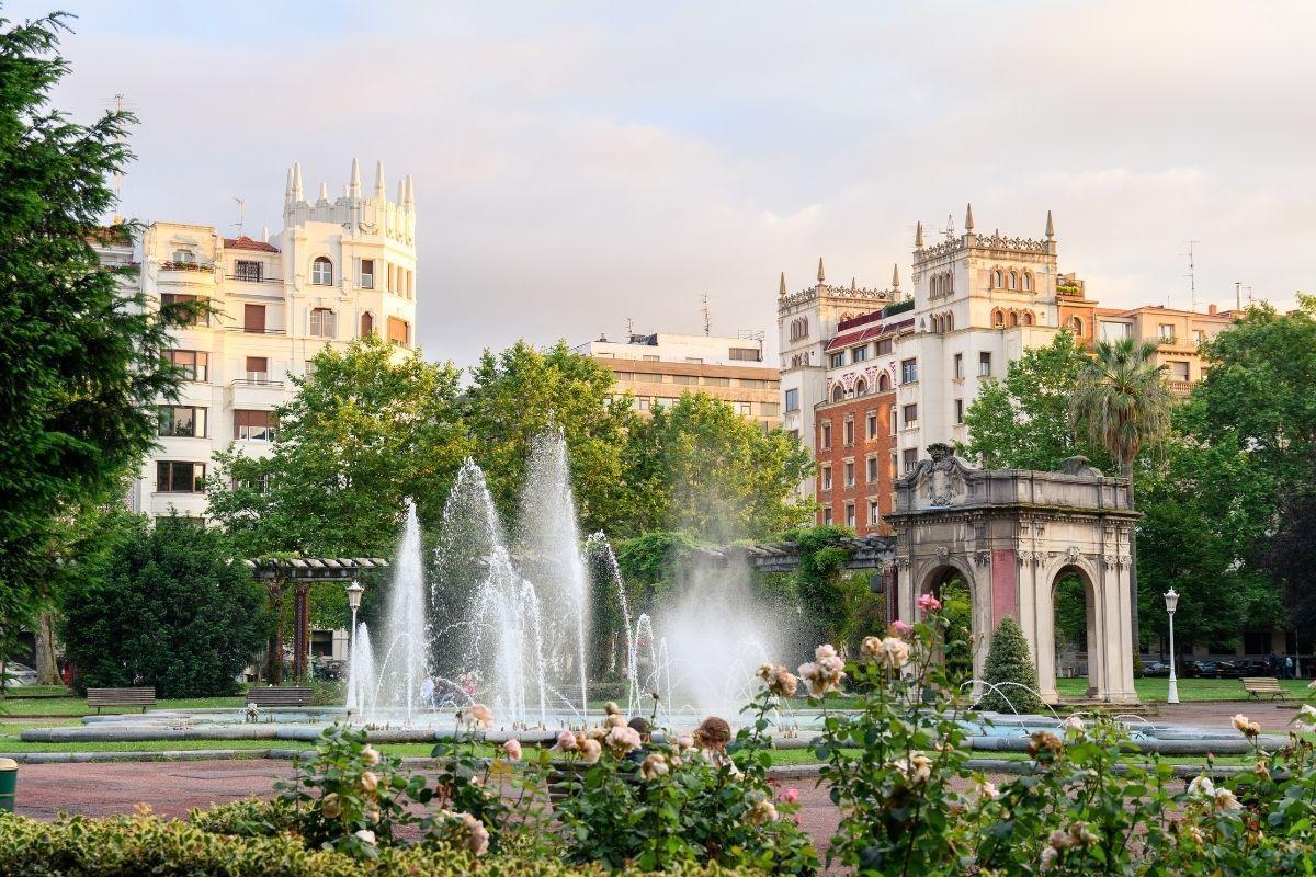 https://media-cdn.tripadvisor.com/media/attractions-content--1x-1/0b/f8/ef/62.jpg