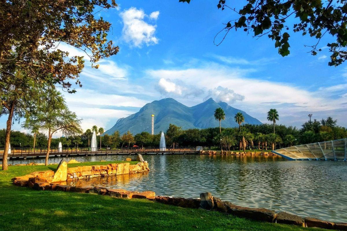 https://media-cdn.tripadvisor.com/media/attractions-content--1x-1/0b/fa/72/5c.jpg