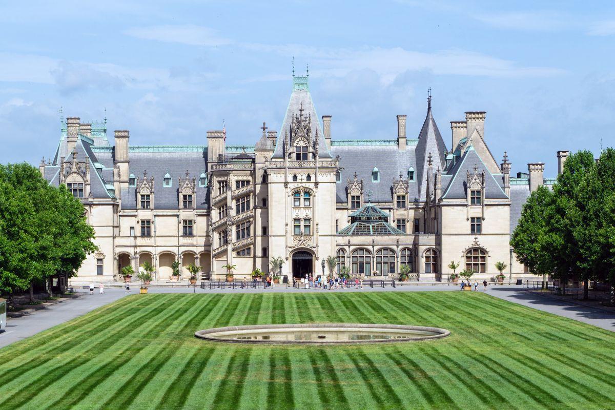 https://media-cdn.tripadvisor.com/media/attractions-content--1x-1/12/31/d7/13.jpg