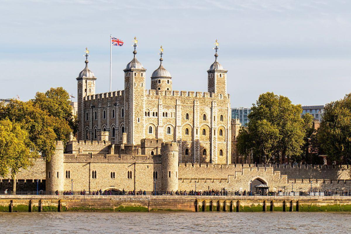 https://media-cdn.tripadvisor.com/media/attractions-content--1x-1/12/32/02/0d.jpg