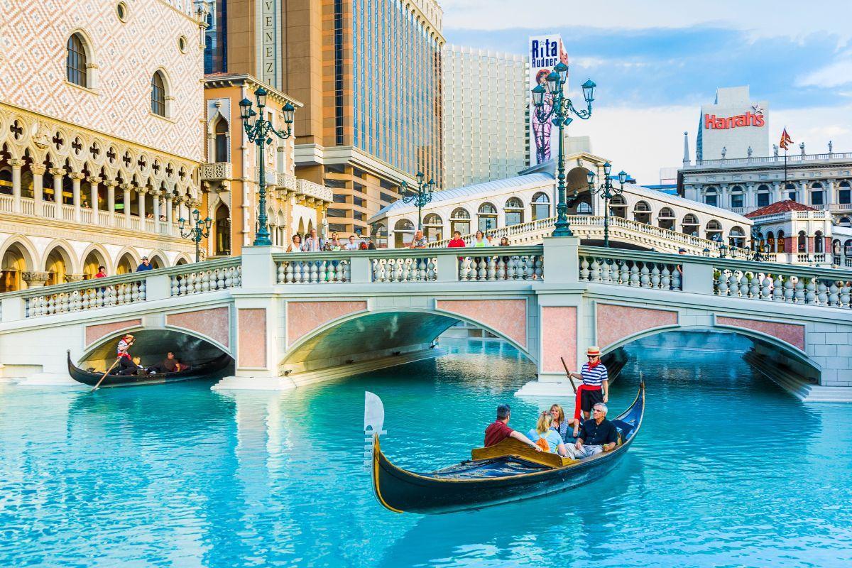 https://media-cdn.tripadvisor.com/media/attractions-content--1x-1/12/33/16/f6.jpg