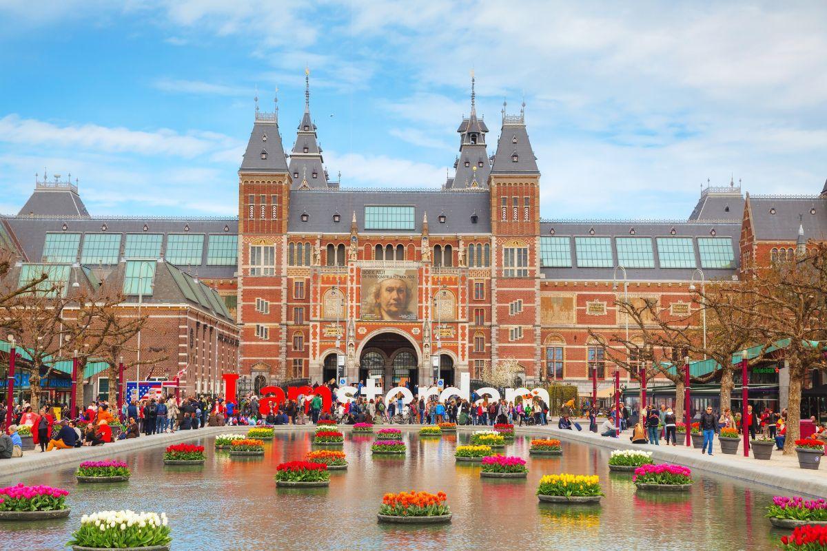 https://media-cdn.tripadvisor.com/media/attractions-content--1x-1/12/33/94/d2.jpg