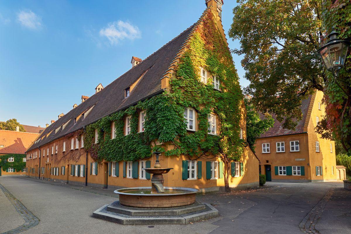 https://media-cdn.tripadvisor.com/media/attractions-content--1x-1/12/e7/1d/54.jpg