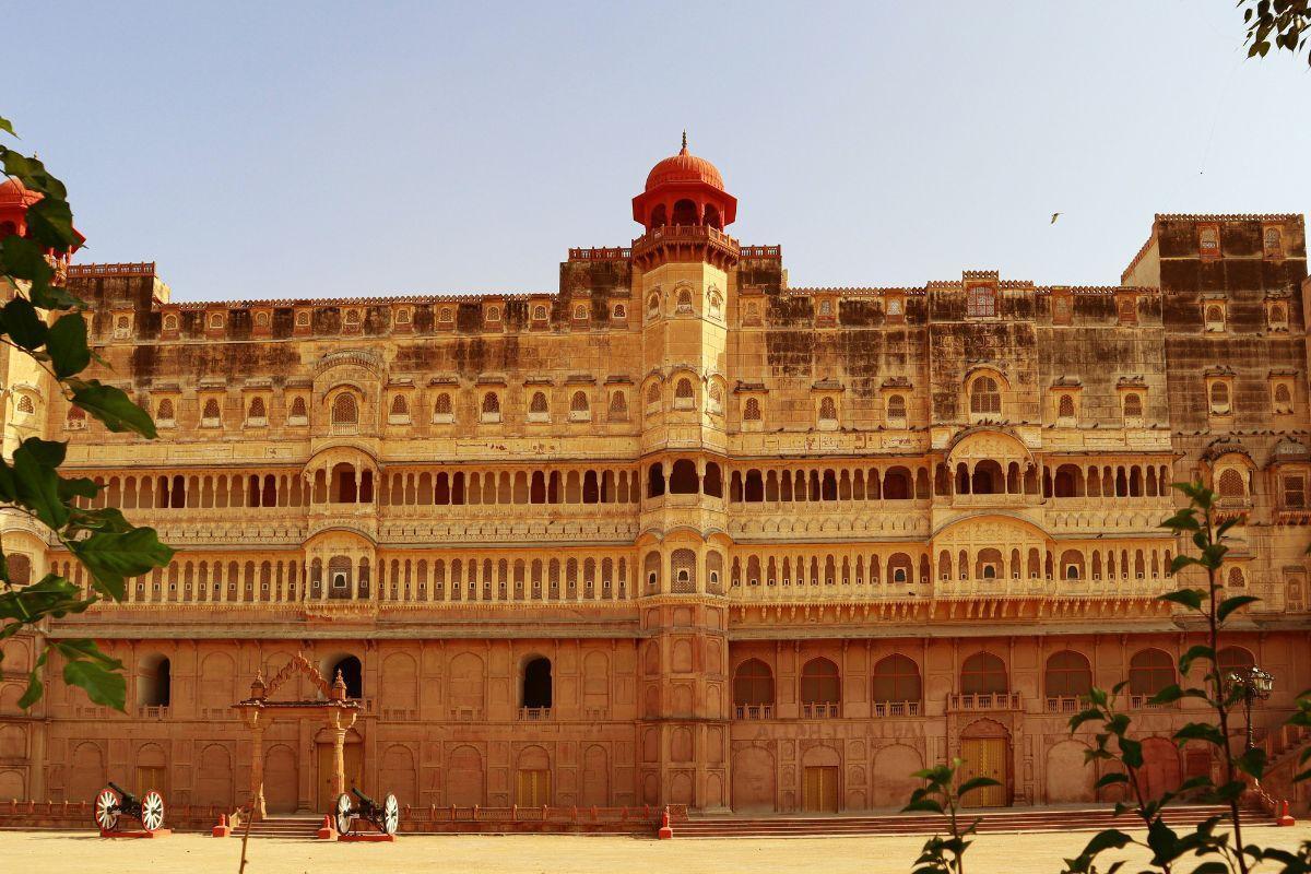 https://media-cdn.tripadvisor.com/media/attractions-content--1x-1/12/e7/31/c6.jpg