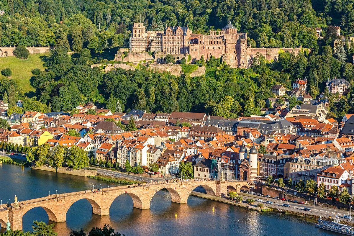 https://media-cdn.tripadvisor.com/media/attractions-content--1x-1/12/e7/fa/db.jpg