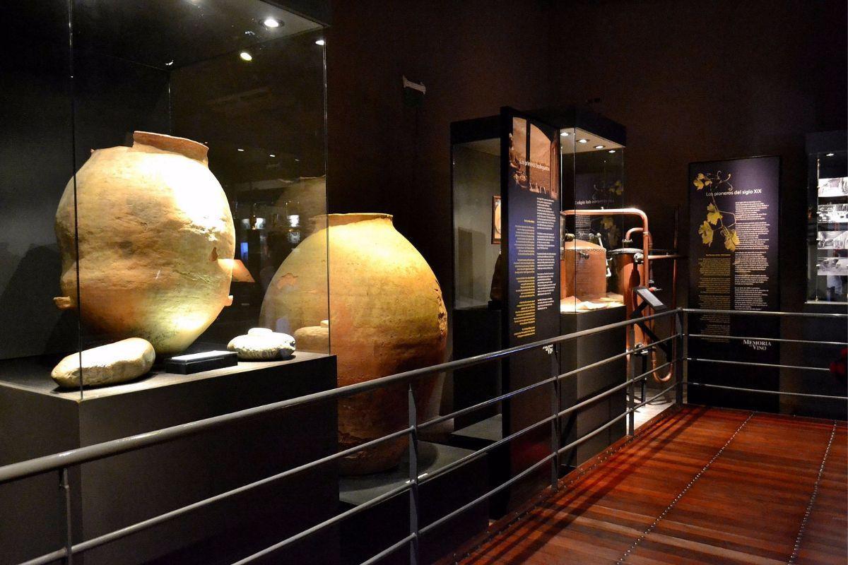 https://media-cdn.tripadvisor.com/media/attractions-content--1x-1/12/e8/99/bb.jpg