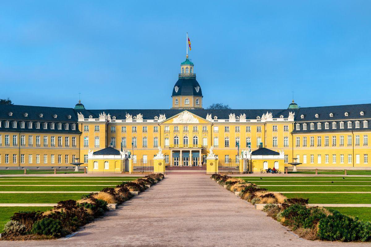 https://media-cdn.tripadvisor.com/media/attractions-content--1x-1/12/e9/15/bc.jpg