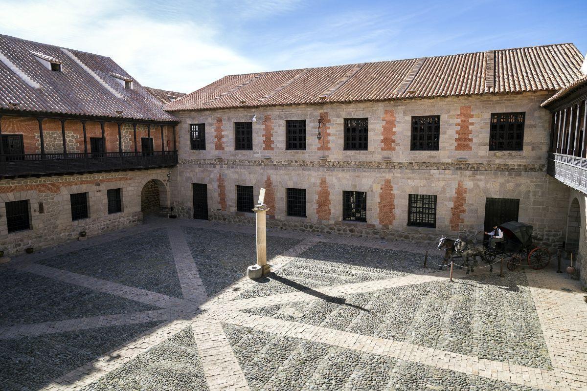 https://media-cdn.tripadvisor.com/media/attractions-content--1x-1/13/16/54/0b.jpg