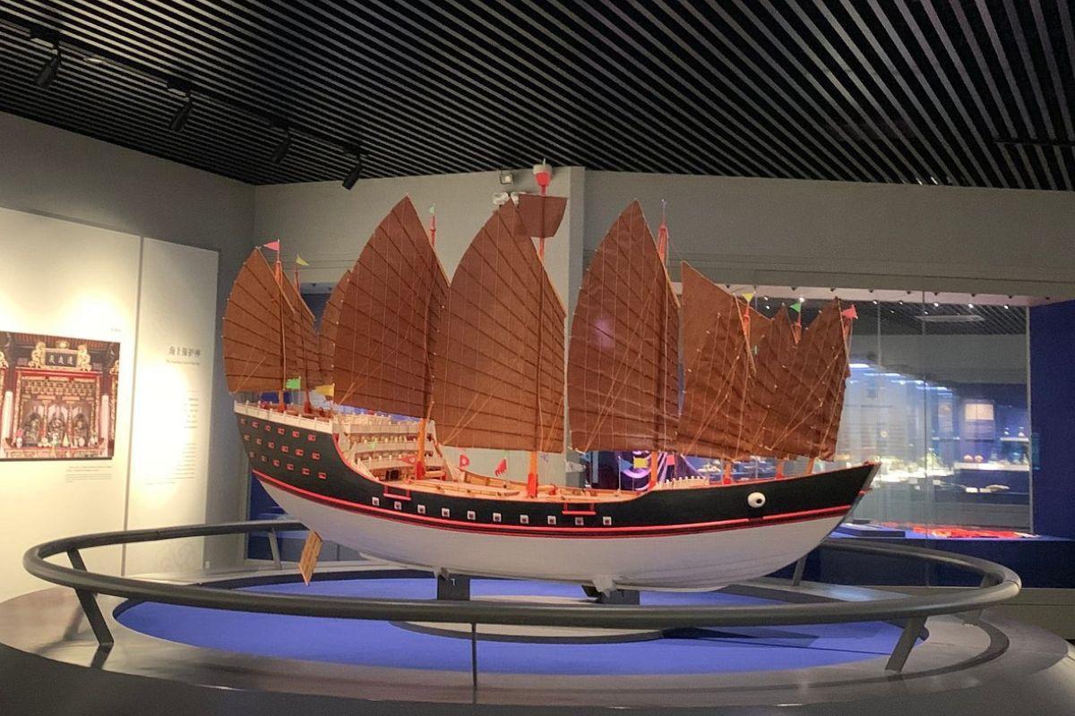 https://media-cdn.tripadvisor.com/media/attractions-content--1x-1/13/16/76/f7.jpg