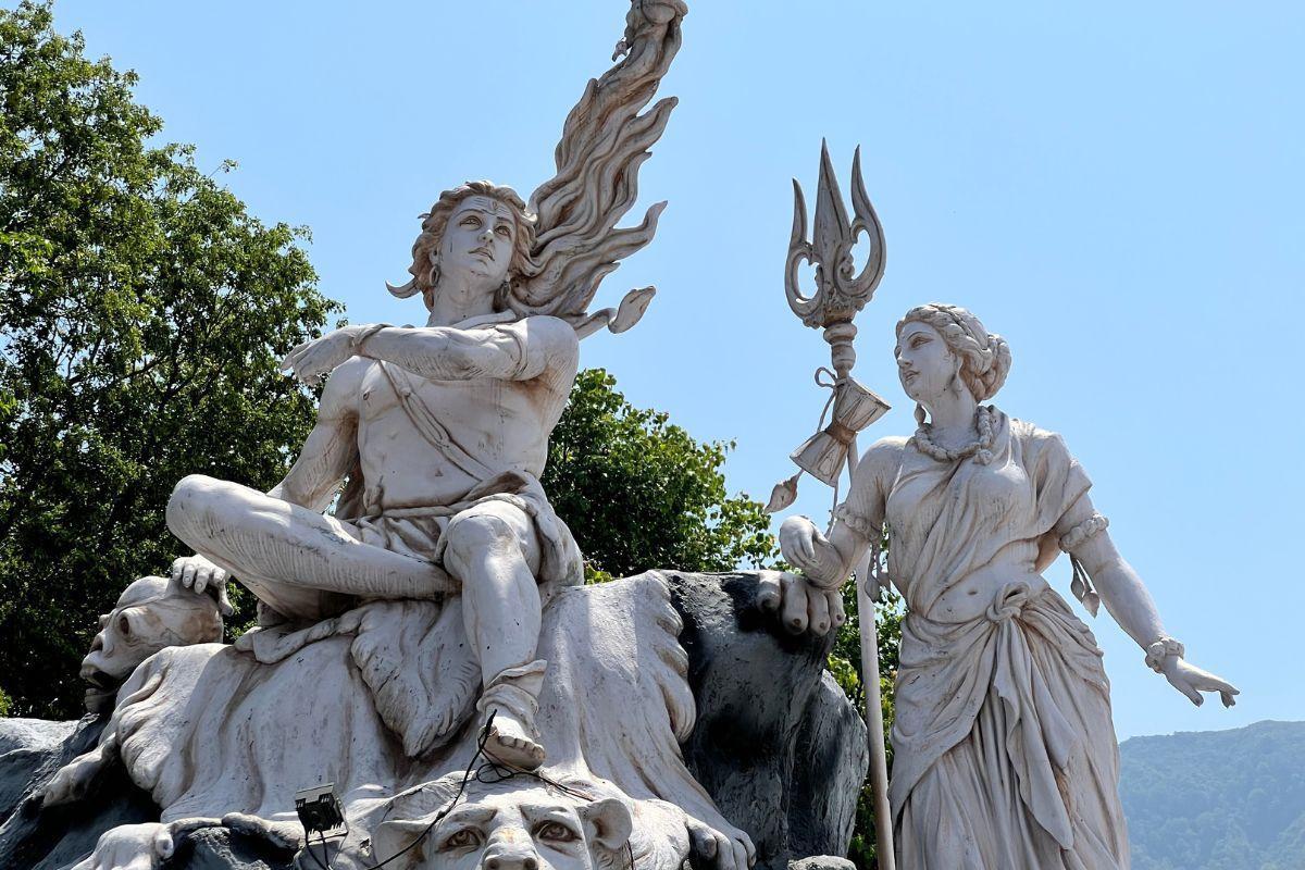 https://media-cdn.tripadvisor.com/media/attractions-content--1x-1/13/16/7b/70.jpg
