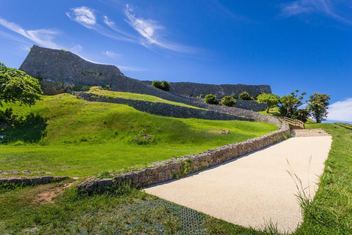 https://media-cdn.tripadvisor.com/media/attractions-content--1x-1/13/2d/23/d5.jpg