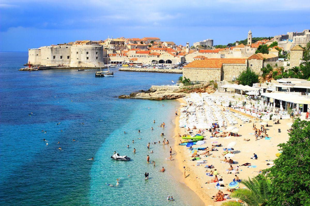 https://media-cdn.tripadvisor.com/media/attractions-content--1x-1/13/b6/31/83.jpg