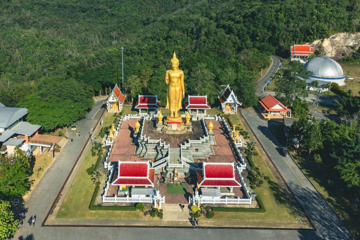 https://media-cdn.tripadvisor.com/media/attractions-content--1x-1/13/b8/e7/77.jpg