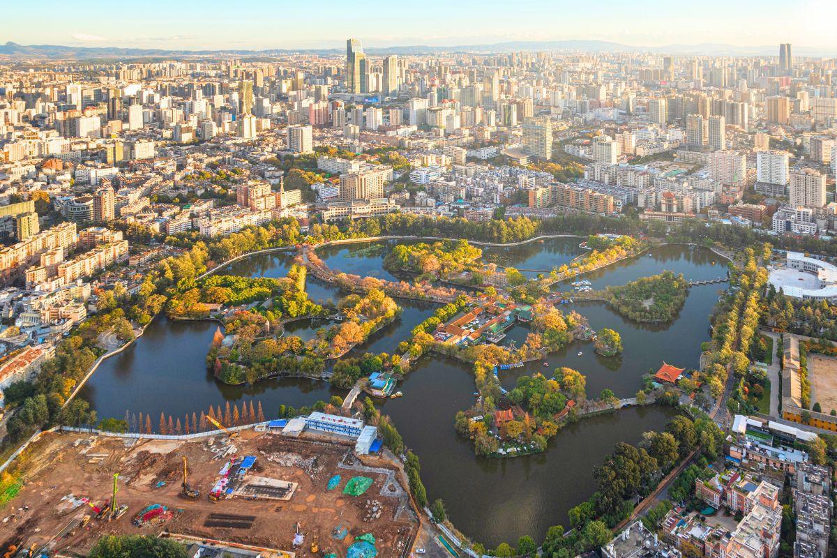 https://media-cdn.tripadvisor.com/media/attractions-content--1x-1/13/bd/8f/88.jpg