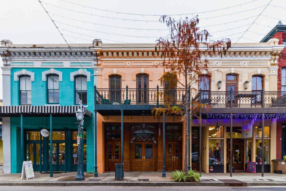 https://media-cdn.tripadvisor.com/media/attractions-content--1x-1/13/ce/9e/b5.jpg