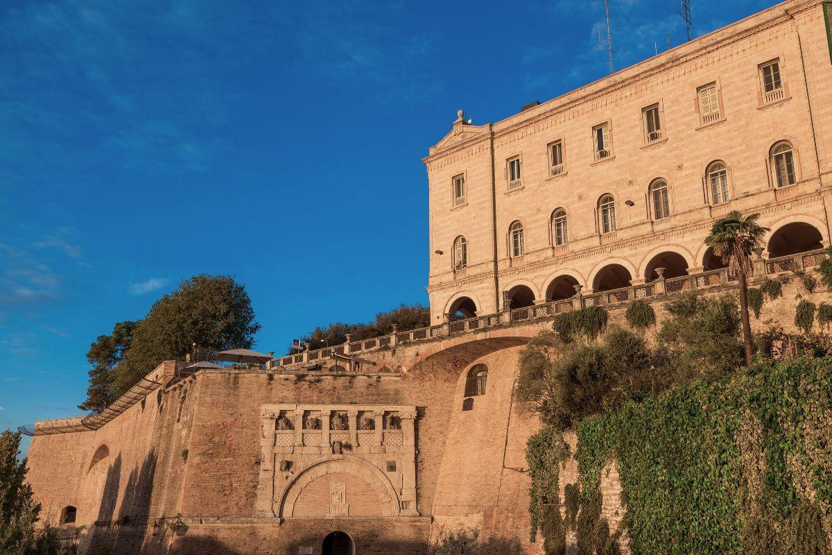 https://media-cdn.tripadvisor.com/media/attractions-content--1x-1/14/3b/6d/f2.jpg