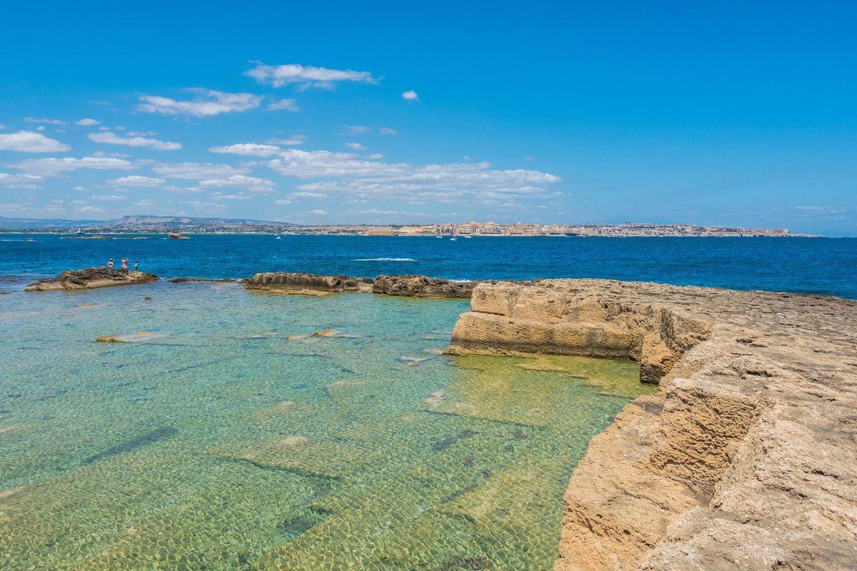 https://media-cdn.tripadvisor.com/media/attractions-content--1x-1/14/5e/1a/15.jpg