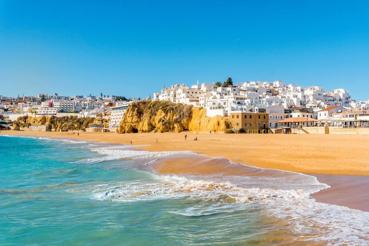 https://media-cdn.tripadvisor.com/media/attractions-content--1x-1/14/8d/c8/2b.jpg