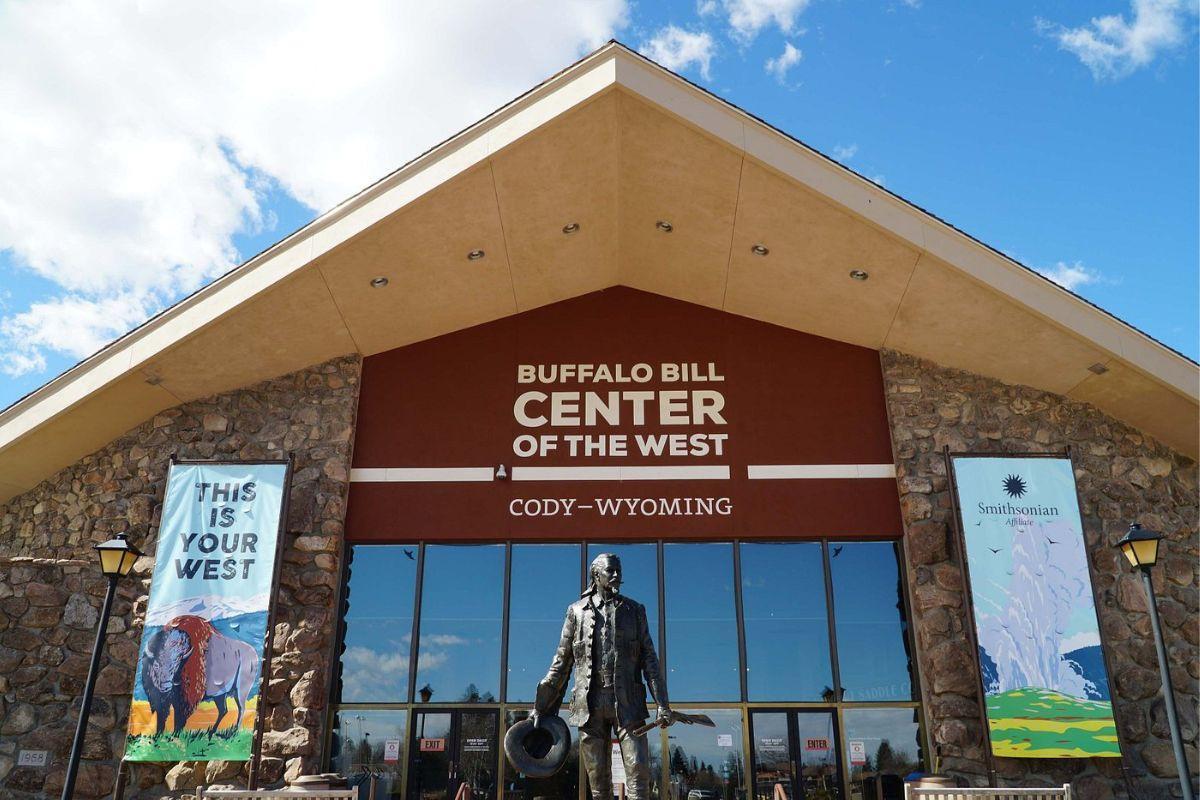 https://media-cdn.tripadvisor.com/media/attractions-content--1x-1/14/b9/30/61.jpg