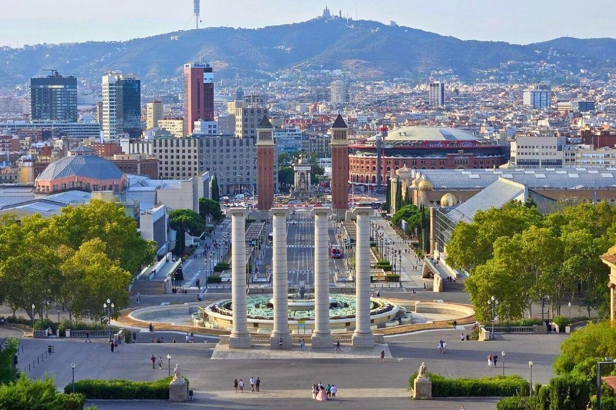 https://media-cdn.tripadvisor.com/media/attractions-content--1x-1/15/0e/3e/9a.jpg