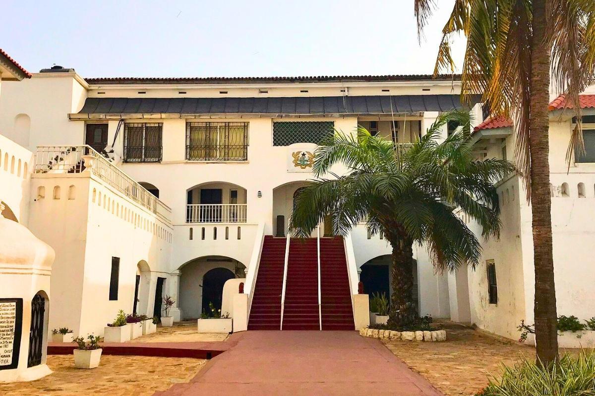 https://media-cdn.tripadvisor.com/media/attractions-content--1x-1/15/1e/77/27.jpg
