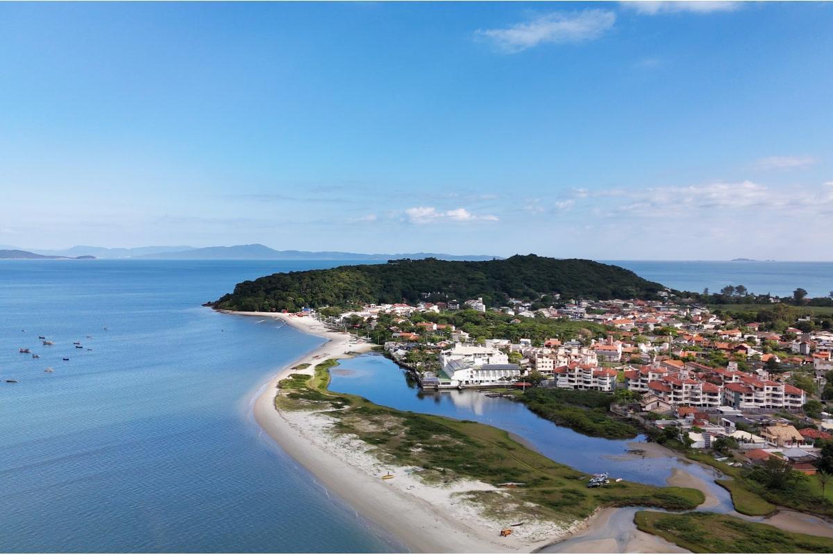 https://media-cdn.tripadvisor.com/media/attractions-content--1x-1/15/47/bb/4b.jpg